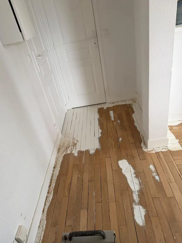 Décapage de la peinture à la ponceuse