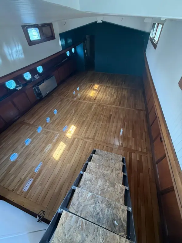Parquet de péniche poncé et vitrifié